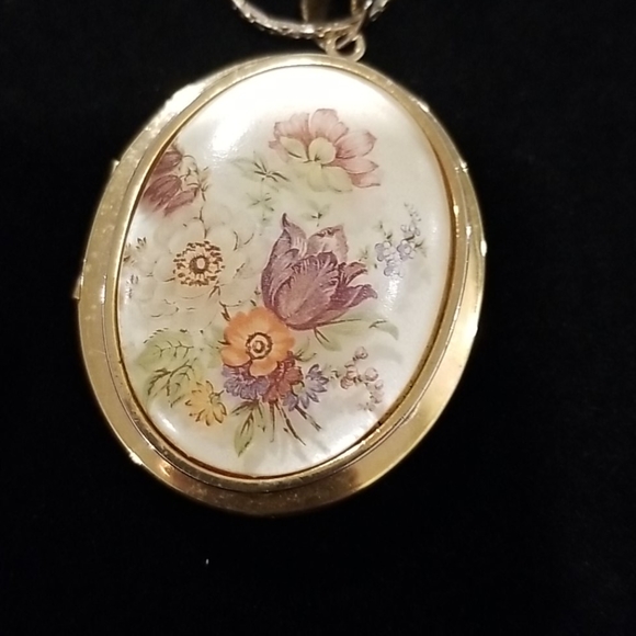 Large locket necklace - Picture 2 of 7